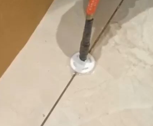 东安瓷砖空鼓维修公司专业解答瓷砖在铺贴过程中，如果没有涂抹均匀到位的粘结材料（如水泥砂浆或瓷砖胶），可能会导致以下问题